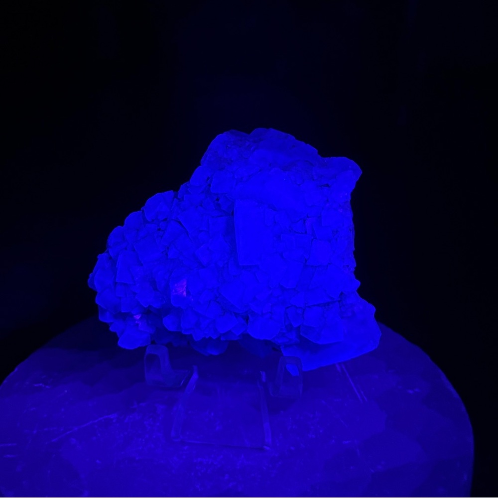 UV reactive green fluorite cluster